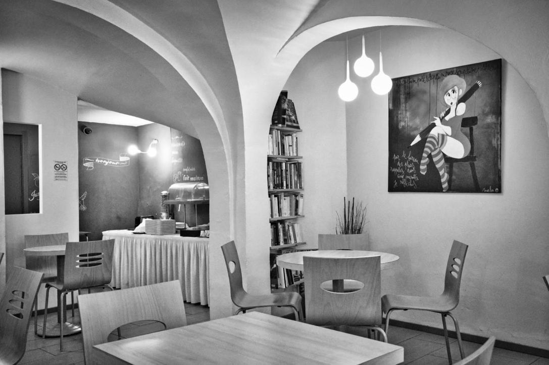 La Taverne Uzes Exterior photo